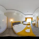 Yade Luxe 2* إتْشميلير